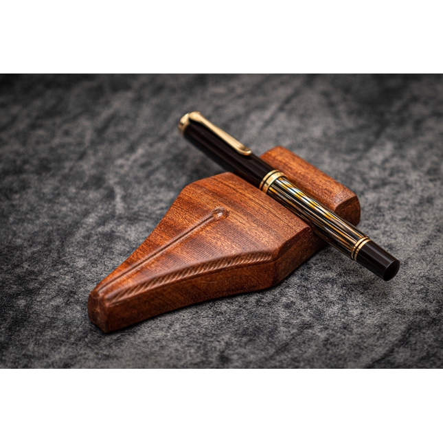 https://www.stiloestile.com/36726-medium_default/galen-leather-the-nib-rest-wooden-pen-stand-mahogany.jpg