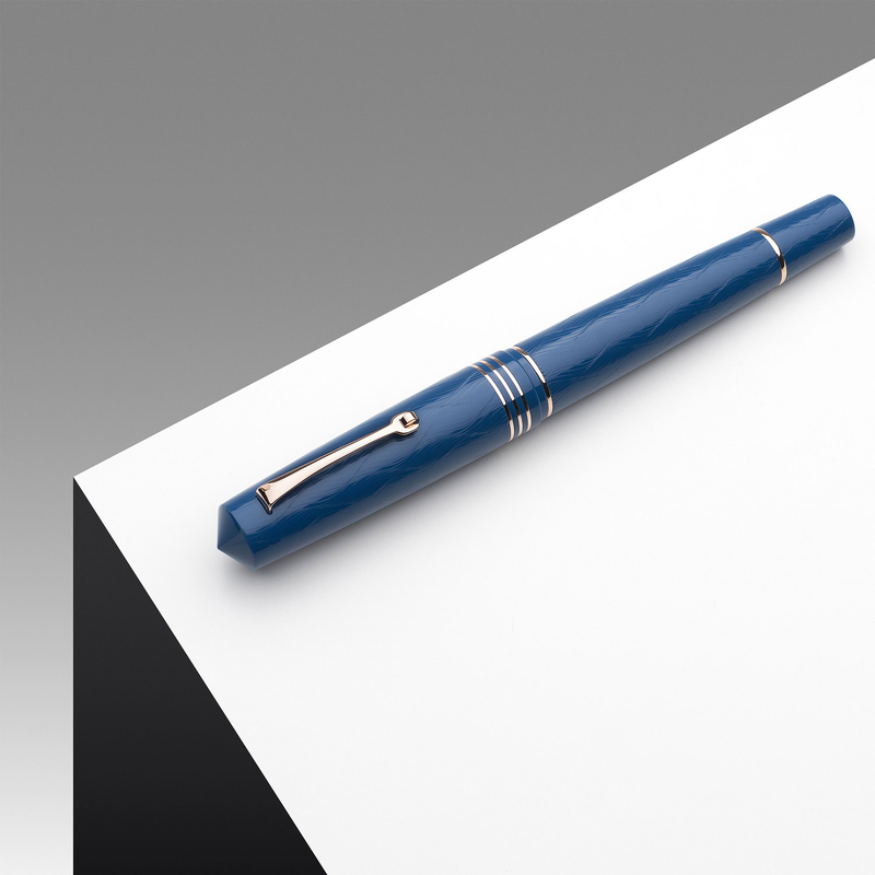 Leonardo Officina Italiana Leonardo Momento Zero Grande 2.0 The Art of Guillochè Fountain Pen Iris Blue & Rose Gold