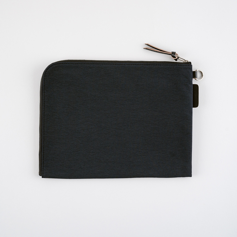 Hobonichi Hobonichi Tragen Flat Pouch per formato A5 Nero