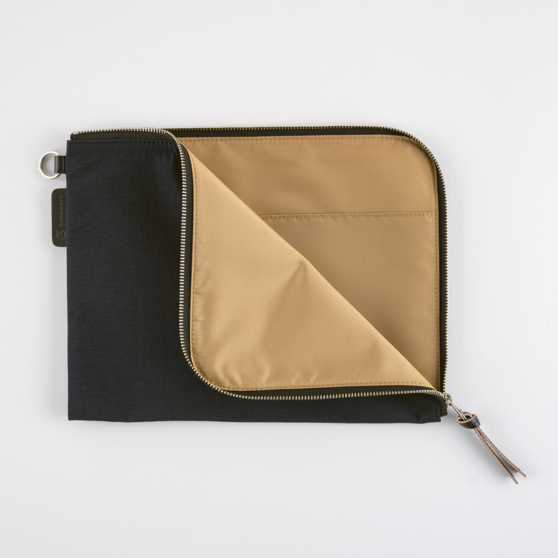 Hobonichi Hobonichi Tragen Flat Pouch per formato A5 Nero